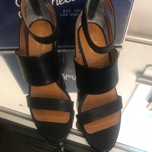 Wedged black sandals